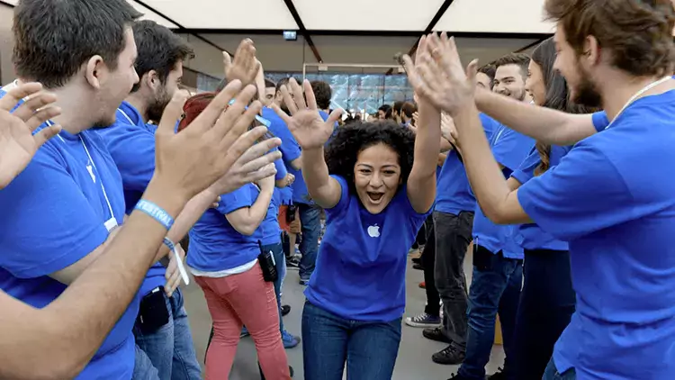 happy-apple-retail-employees